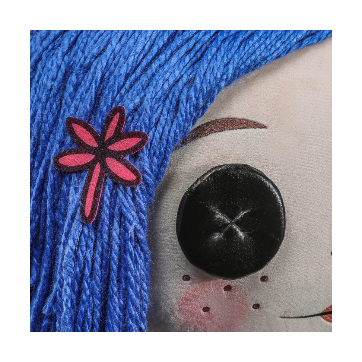 Kidrobot Coraline - Coraline with Button Eyes - Lebensgroße Puppe 1/1