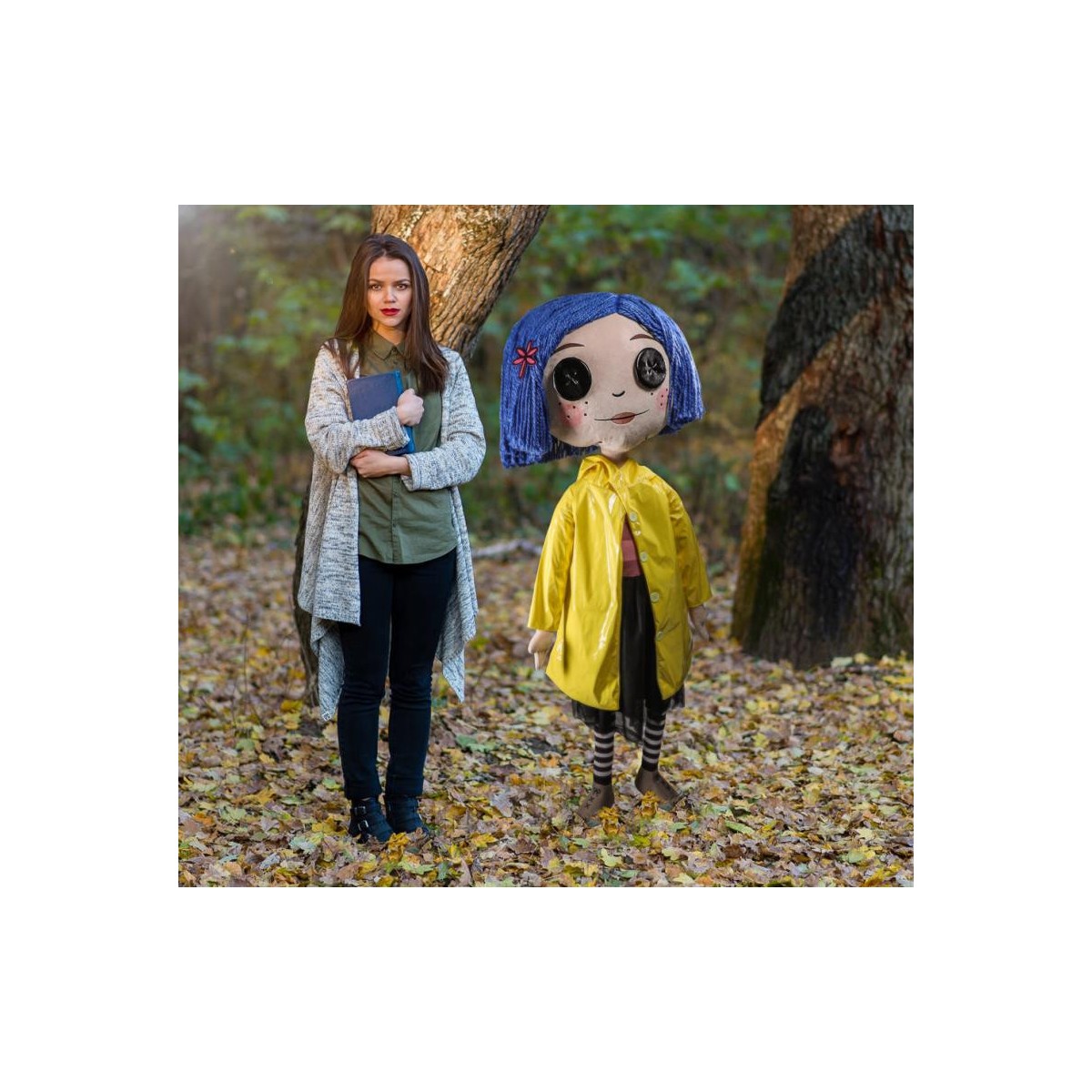 Kidrobot Coraline - Coraline with Button Eyes - Lebensgroße Puppe 1/1