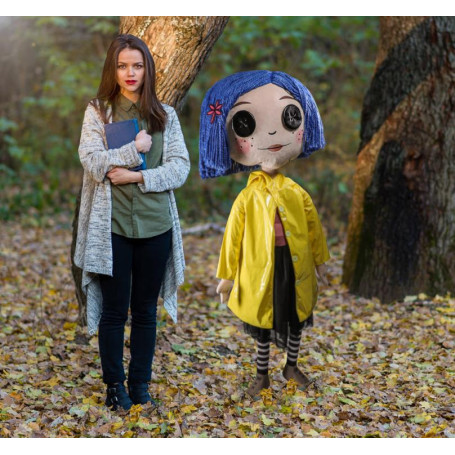 Kidrobot Coraline - Coraline with Button Eyes - Lebensgroße Puppe 1/1