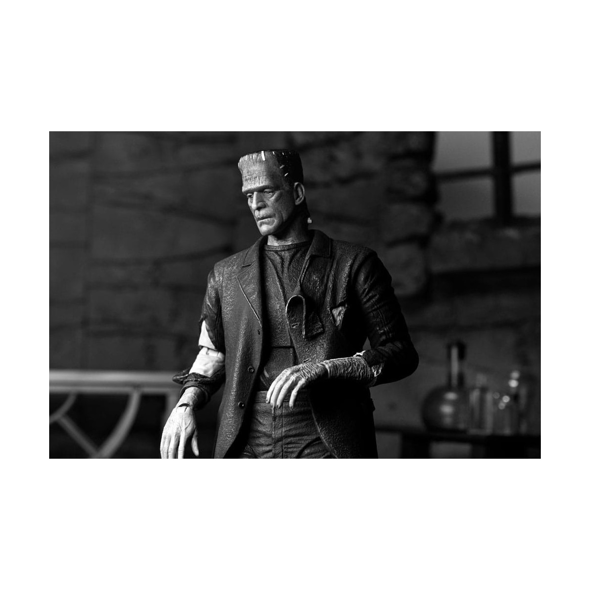 NECA - Ultimate Frankenstein's Monster (Bride of Frankenstein) Black & White Version - Universal Monsters