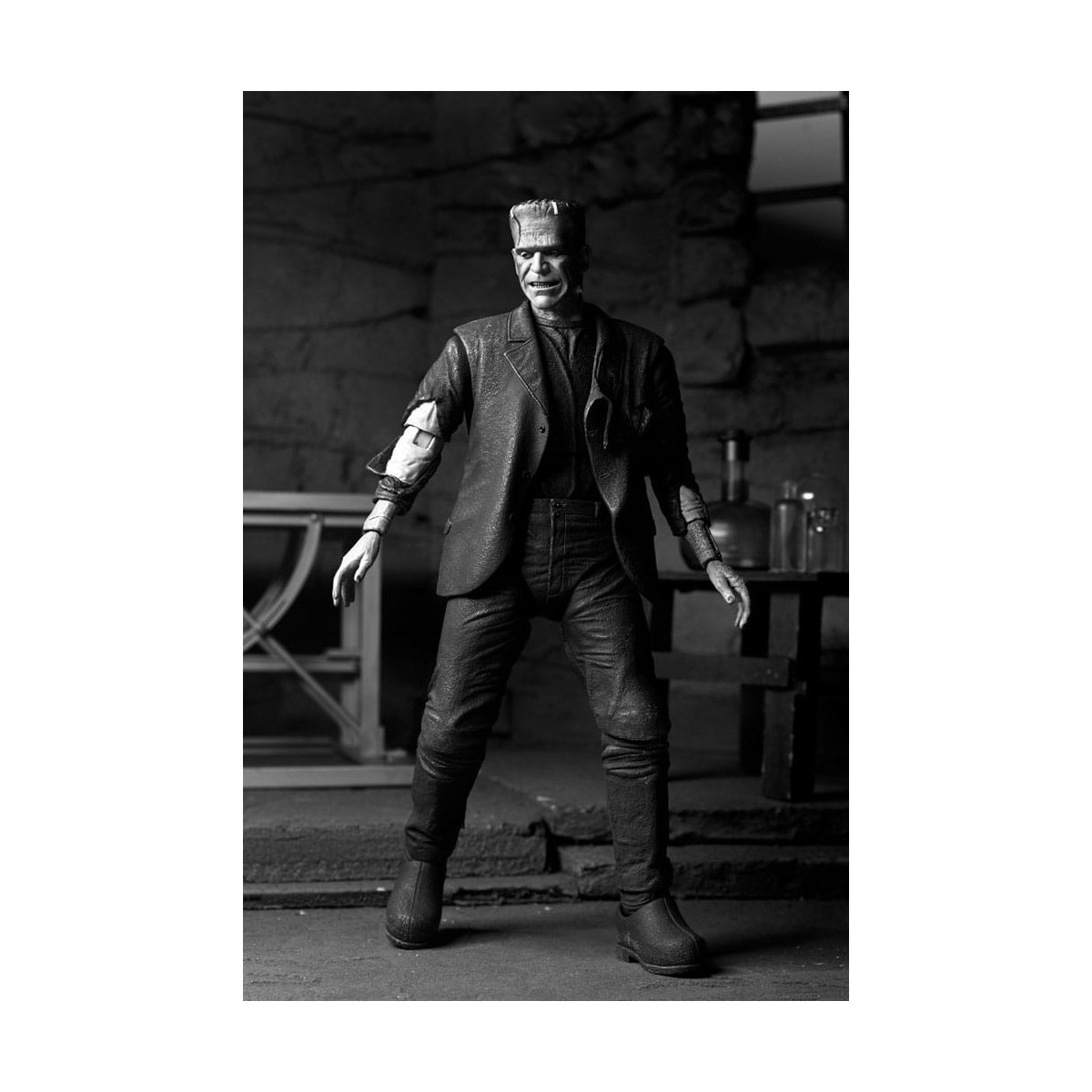 NECA - Ultimate Frankenstein's Monster (Bride of Frankenstein) Black & White Version - Universal Monsters