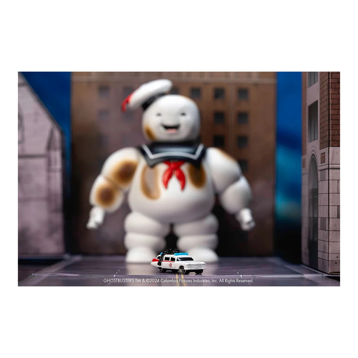 Jada Toys - Ghostbusters Stay Puft Marshmallow Mann mit Cadillac Ecto-1 - Nano Scene 1/64