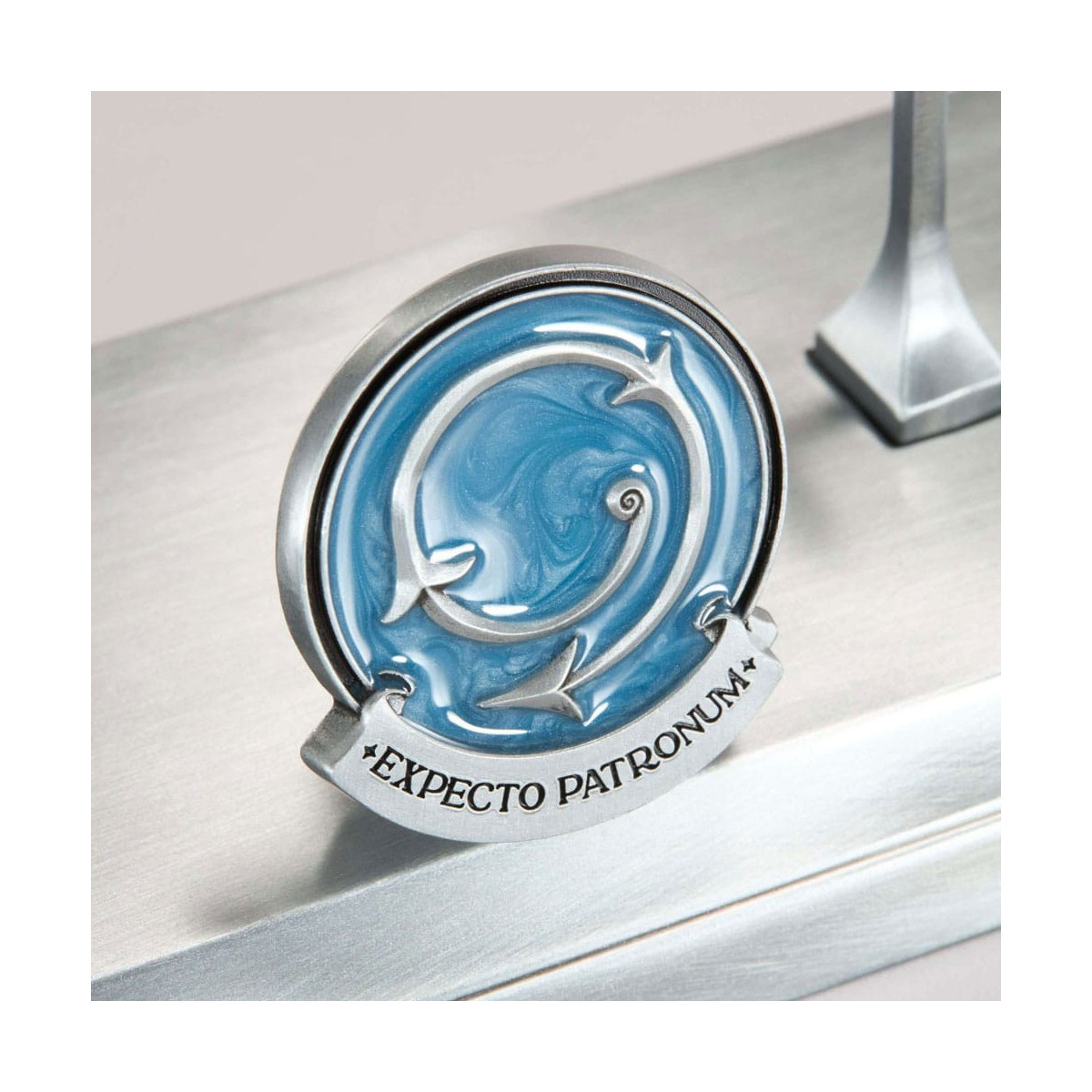 Der „ Noble Collection “ Harry-Potter-Feier-Zauberstab – Patronus-Anhänger 1/1