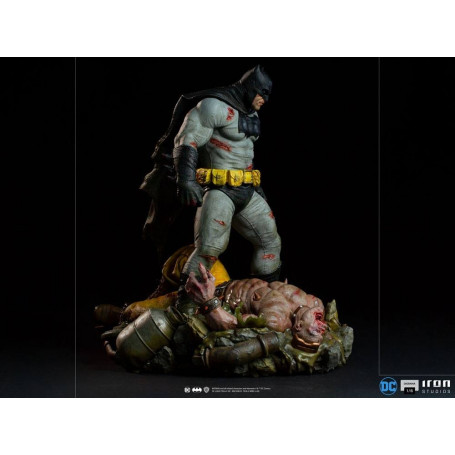 Iron Studios - Batman: Diorama des Dunklen Ritters 1/6
