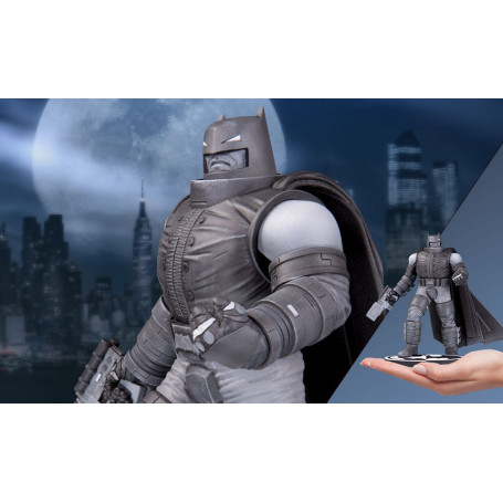 DC Direct Armored Batman Schwarz-Weiß-Statue von Frank Miller