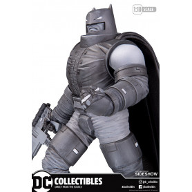 DC Direct Armored Batman Schwarz-Weiß-Statue von Frank Miller