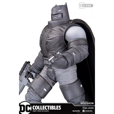 DC Direct Armored Batman Schwarz-Weiß-Statue von Frank Miller
