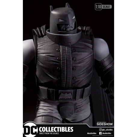 DC Direct Armored Batman Schwarz-Weiß-Statue von Frank Miller