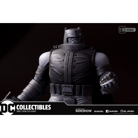DC Direct Armored Batman Schwarz-Weiß-Statue von Frank Miller