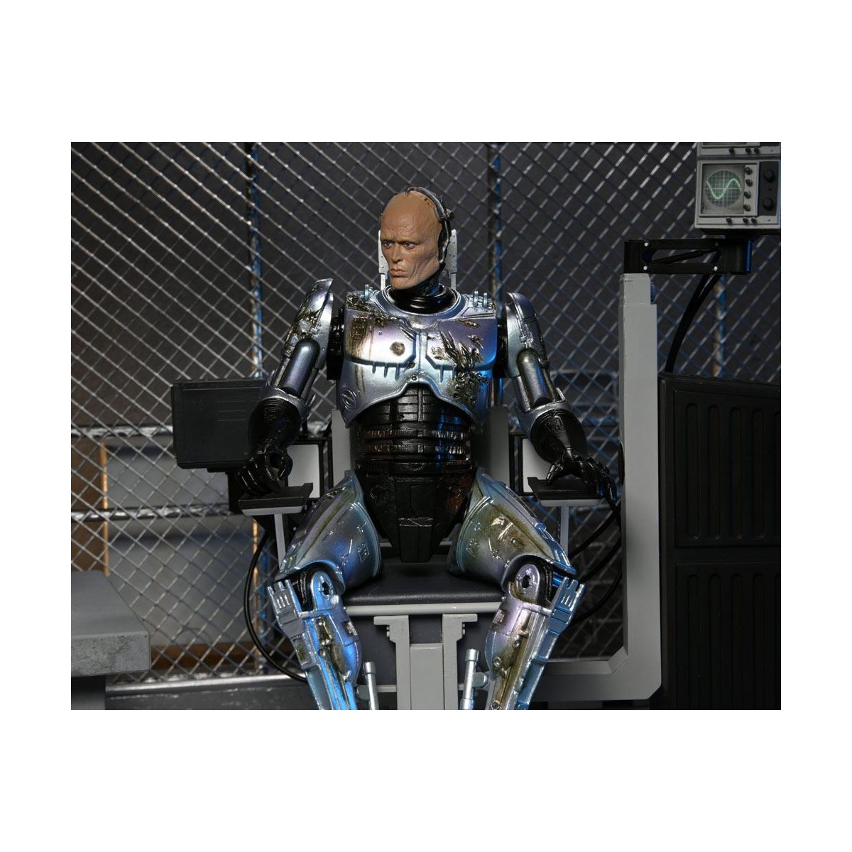 Neca - RoboCop - Ultimate Battle Beschädigter RoboCop mit Stuhl