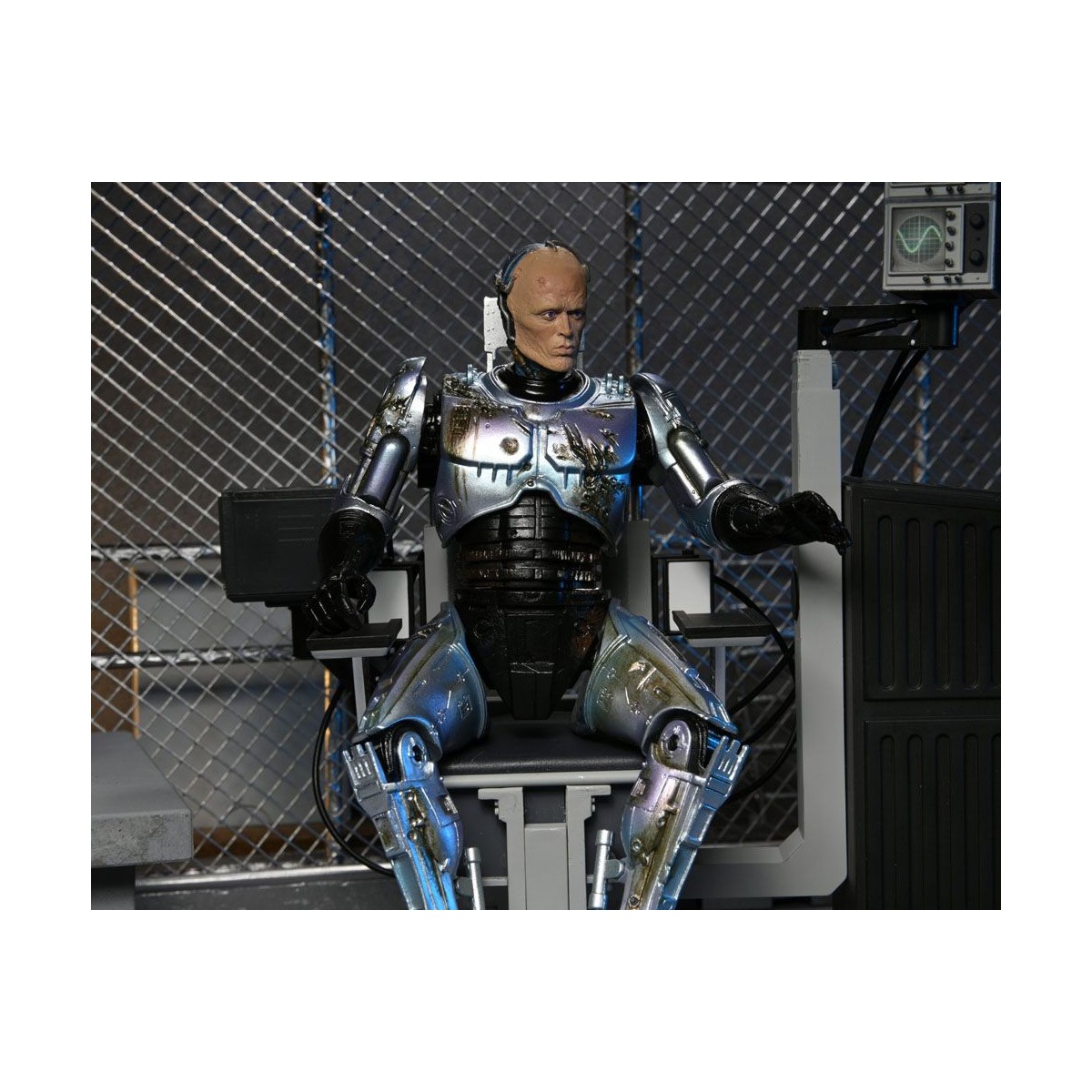 Neca - RoboCop - Ultimate Battle Beschädigter RoboCop mit Stuhl