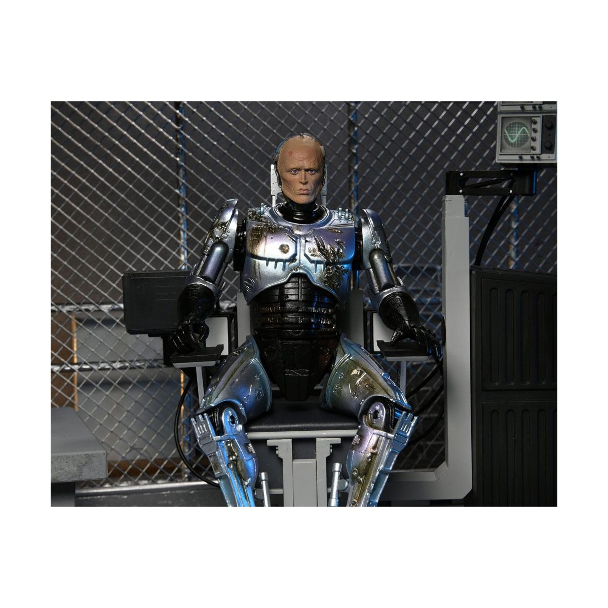 Neca - RoboCop - Ultimate Battle Beschädigter RoboCop mit Stuhl