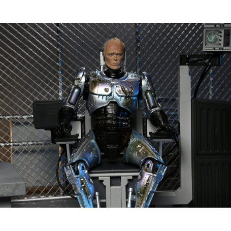 Neca - RoboCop - Ultimate Battle Beschädigter RoboCop mit Stuhl