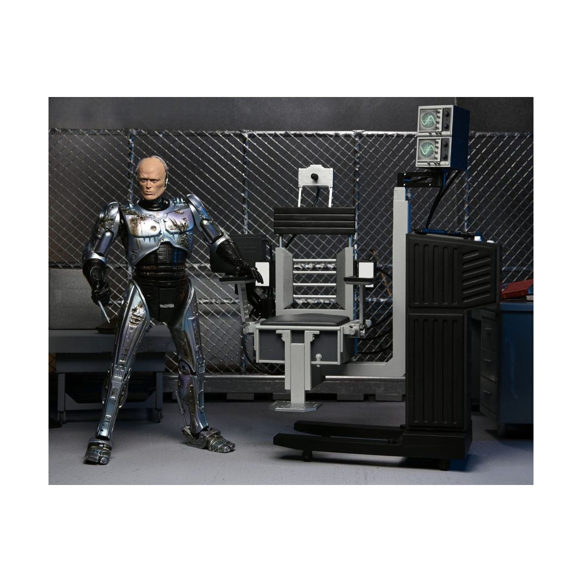 Neca - RoboCop - Ultimate Battle Beschädigter RoboCop mit Stuhl