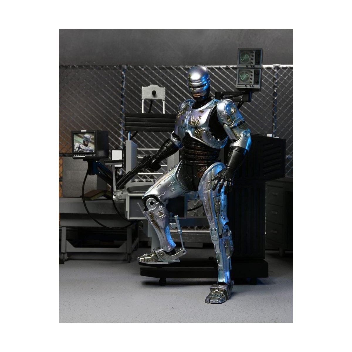 Neca - RoboCop - Ultimate Battle Beschädigter RoboCop mit Stuhl