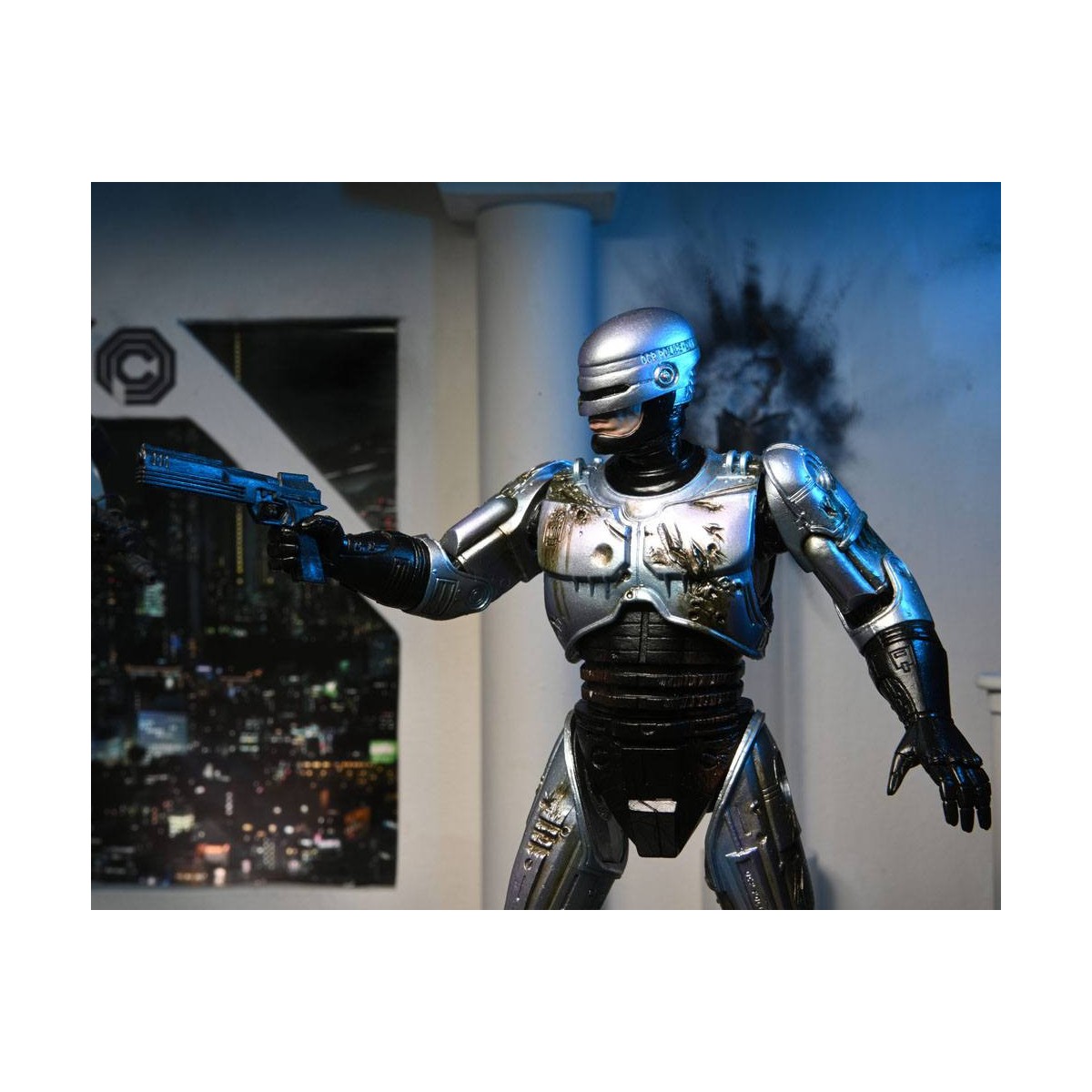 Neca - RoboCop - Ultimate Battle Beschädigter RoboCop mit Stuhl