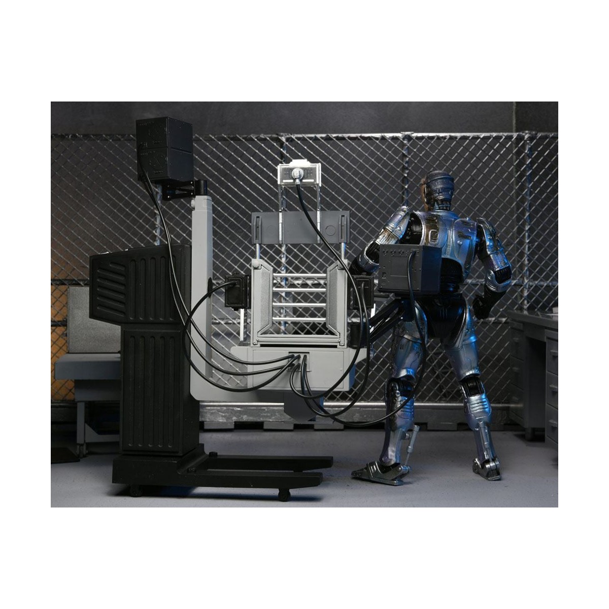 Neca - RoboCop - Ultimate Battle Beschädigter RoboCop mit Stuhl