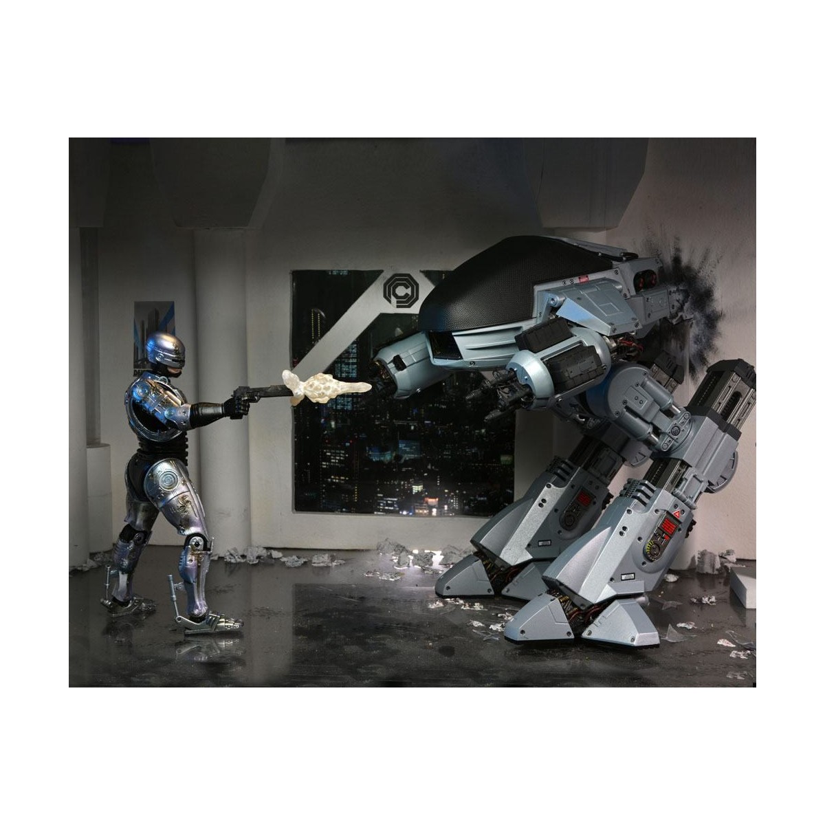 Neca - RoboCop - Ultimate Battle Beschädigter RoboCop mit Stuhl